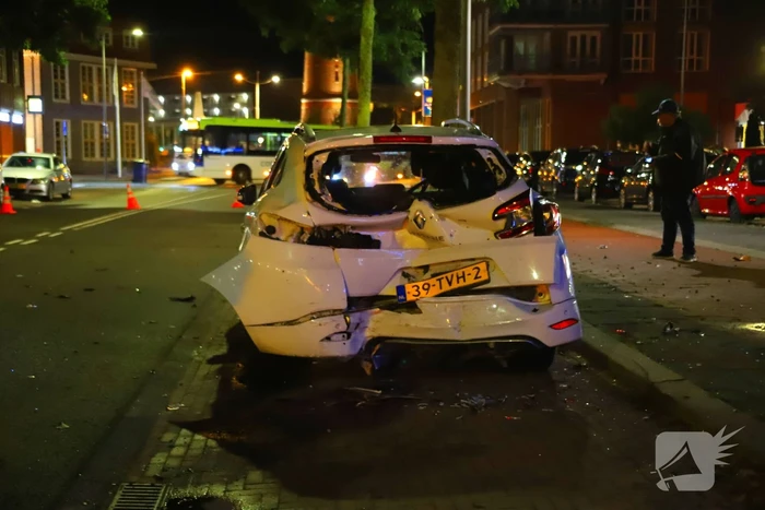 Ferrari klapt op boom en personenauto