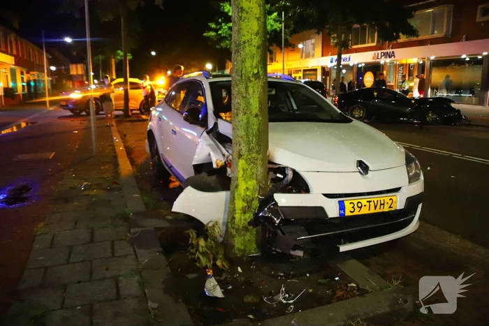 Ferrari klapt op boom en personenauto