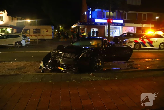 Ferrari klapt op boom en personenauto