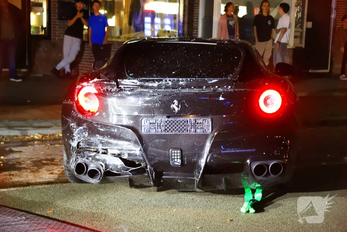 Ferrari klapt op boom en personenauto