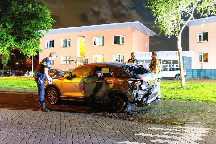 Politie onderzoekt mogelijke brandstichting bij auto