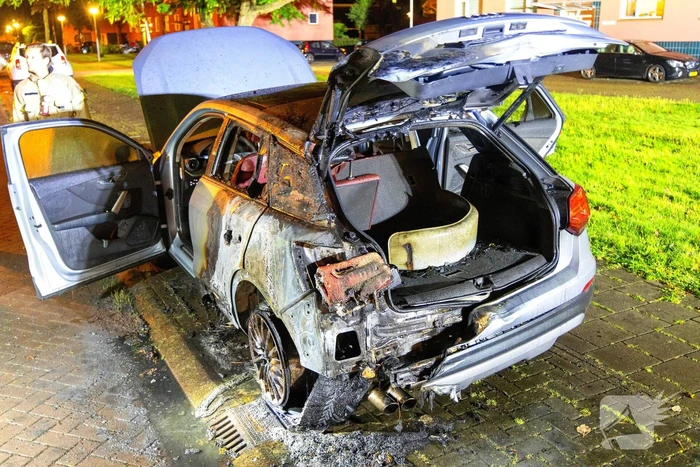 Politie onderzoekt mogelijke brandstichting bij auto