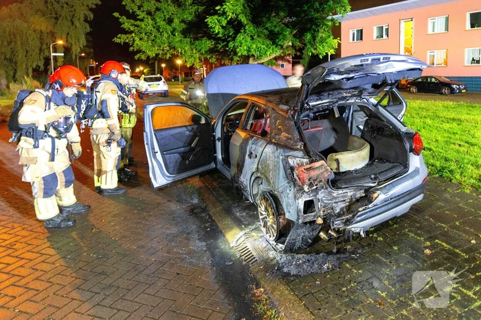 Politie onderzoekt mogelijke brandstichting bij auto
