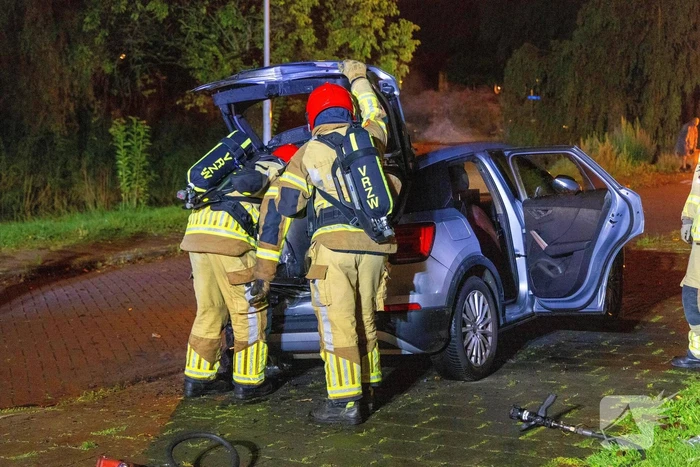 Politie onderzoekt mogelijke brandstichting bij auto