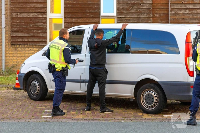 Marechaussee houdt controle: aanhouding wegens vals rijbewijs