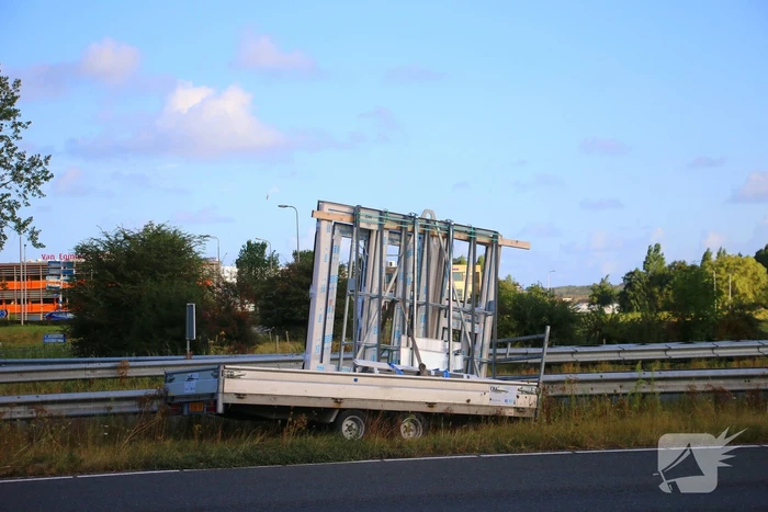 Aanhanger schiet los en belandt tegen vangrail