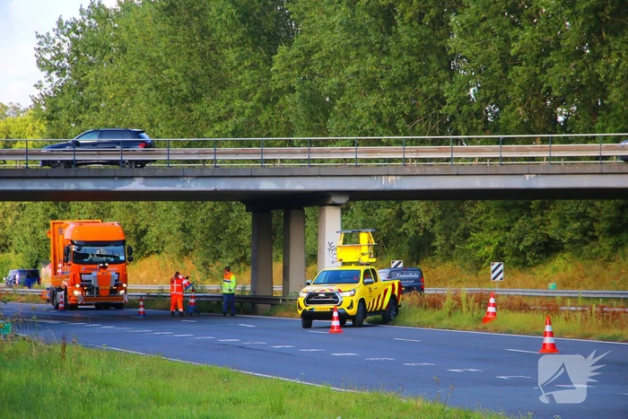 Aanhanger schiet los en belandt tegen vangrail