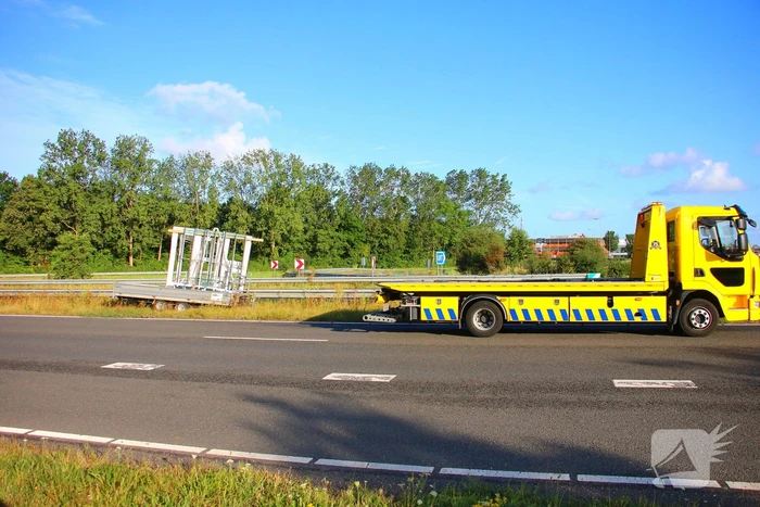 Aanhanger schiet los en belandt tegen vangrail