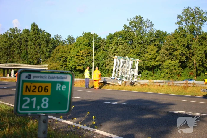 Aanhanger schiet los en belandt tegen vangrail