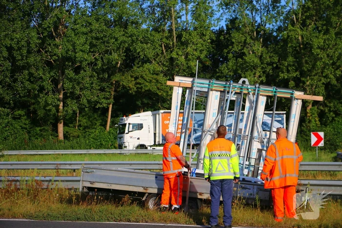 Aanhanger schiet los en belandt tegen vangrail