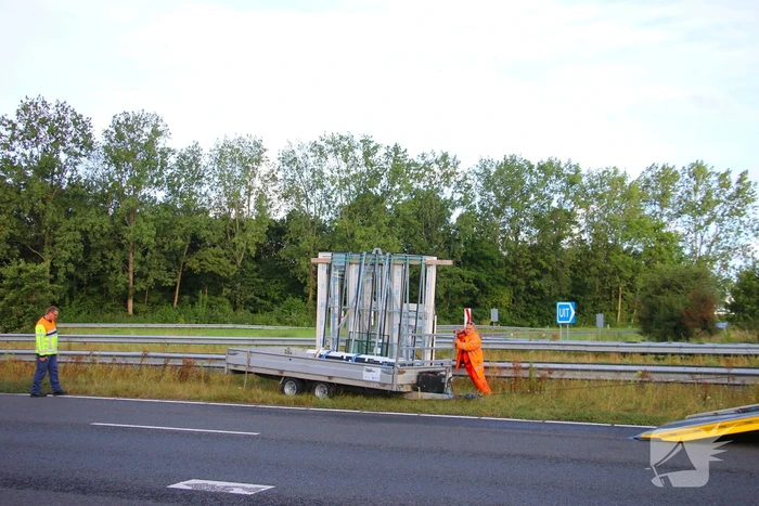 Aanhanger schiet los en belandt tegen vangrail