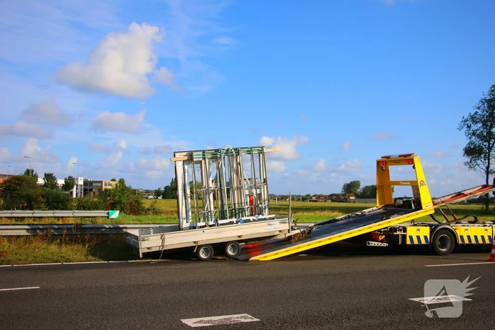 Aanhanger schiet los en belandt tegen vangrail