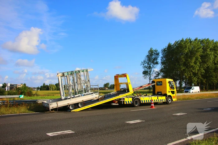 Aanhanger schiet los en belandt tegen vangrail