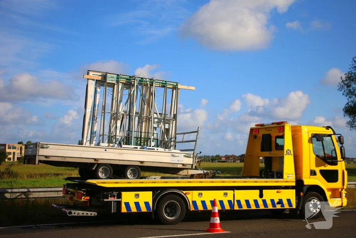 Aanhanger schiet los en belandt tegen vangrail