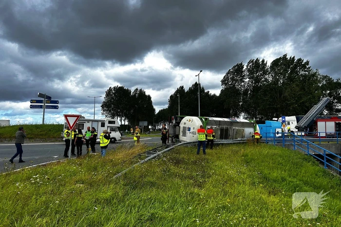Tankwagen gekanteld op rotonde