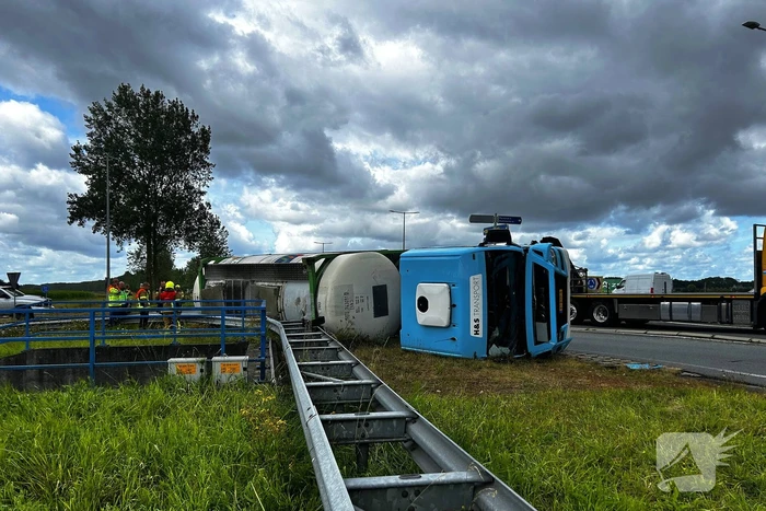 Tankwagen gekanteld op rotonde