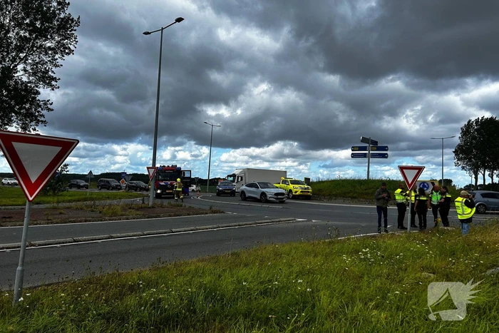 Tankwagen gekanteld op rotonde