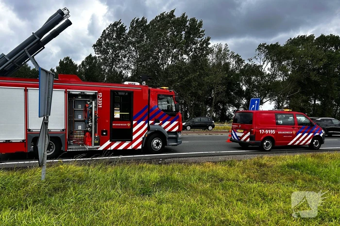 Tankwagen gekanteld op rotonde