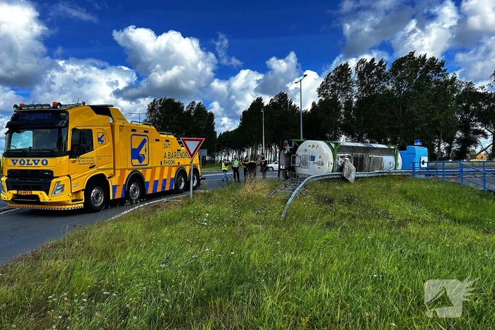 Tankwagen gekanteld op rotonde