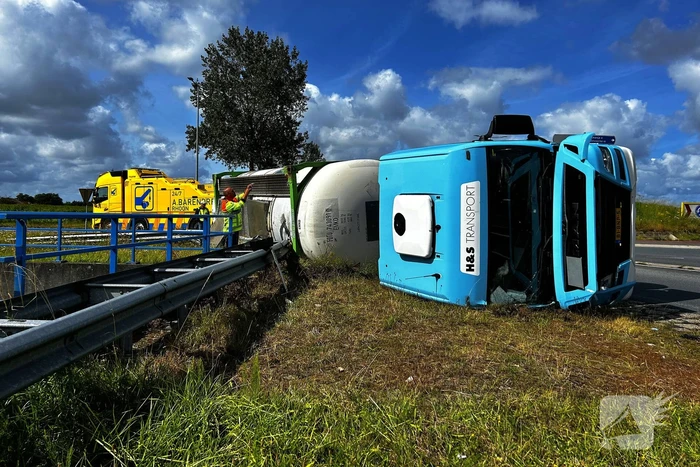 Tankwagen gekanteld op rotonde