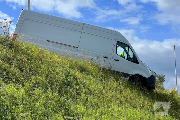 Bestelbus dreigt van talud te vallen