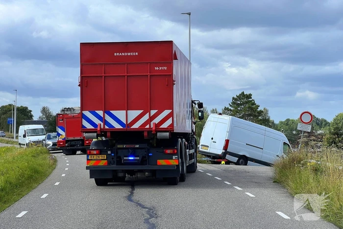 Bestelbus dreigt van talud te vallen