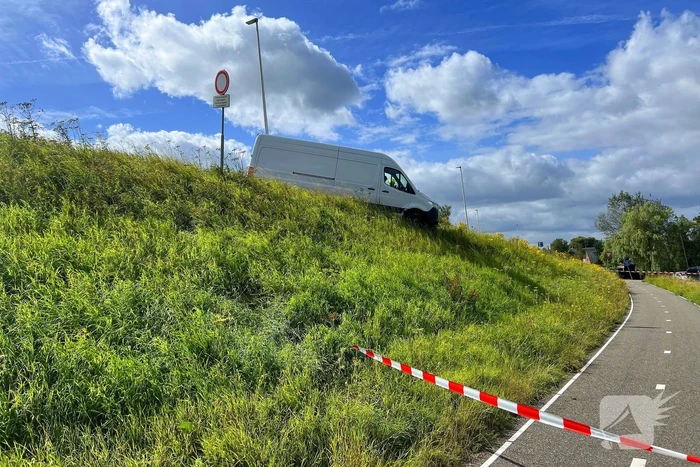 Bestelbus dreigt van talud te vallen