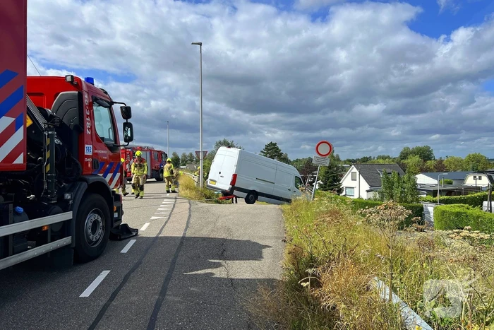 Bestelbus dreigt van talud te vallen