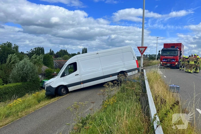 Bestelbus dreigt van talud te vallen