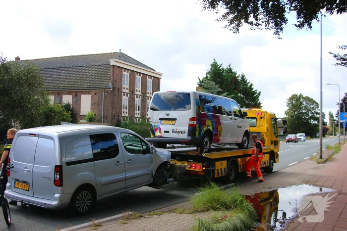 Flinke schade na aanrijding tussen bestelbus en bestelauto