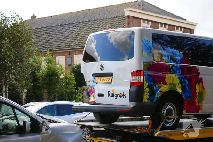 Flinke schade na aanrijding tussen bestelbus en bestelauto