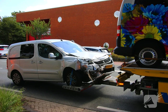 Flinke schade na aanrijding tussen bestelbus en bestelauto