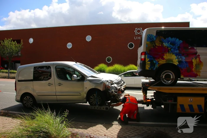 Flinke schade na aanrijding tussen bestelbus en bestelauto