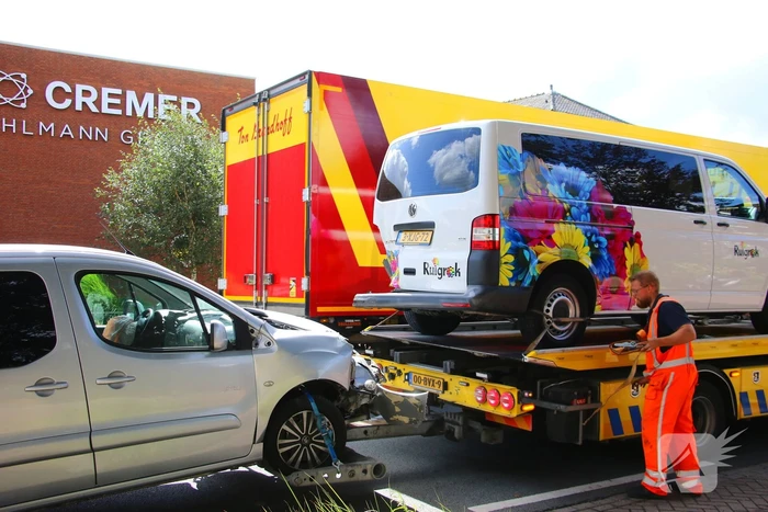 Flinke schade na aanrijding tussen bestelbus en bestelauto