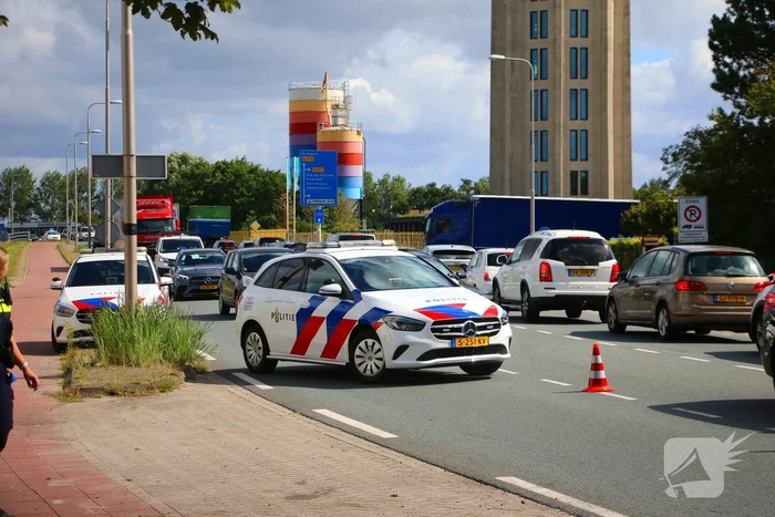 Flinke schade na aanrijding tussen bestelbus en bestelauto