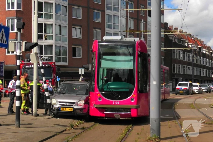 Tram en personenauto met elkaar in botsing