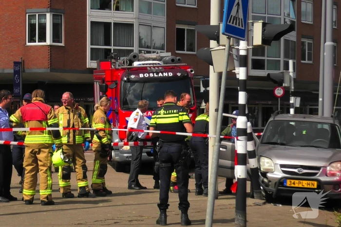 Tram en personenauto met elkaar in botsing