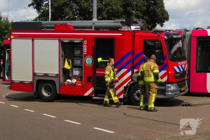 Tram en personenauto met elkaar in botsing