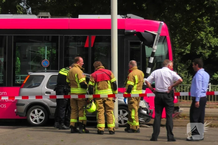 Tram en personenauto met elkaar in botsing