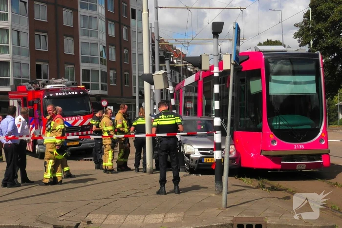 Tram en personenauto met elkaar in botsing