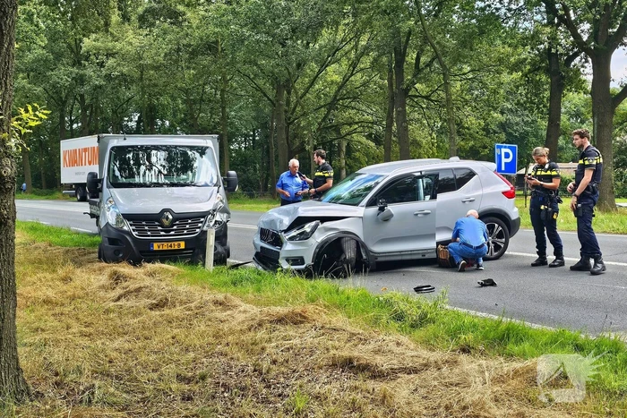 Veel schade na ongeval met drie voertuigen