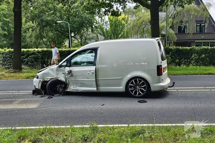 Veel schade na ongeval met drie voertuigen