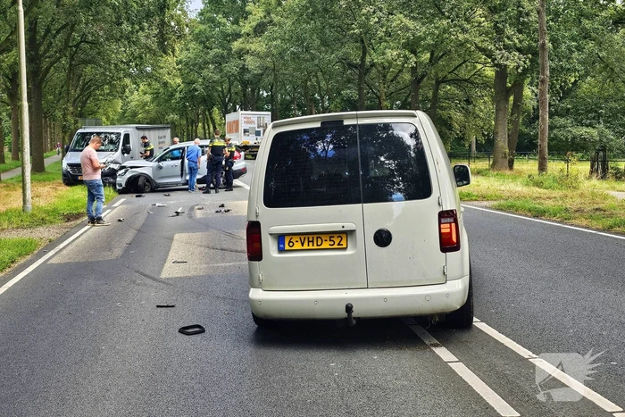 Veel schade na ongeval met drie voertuigen