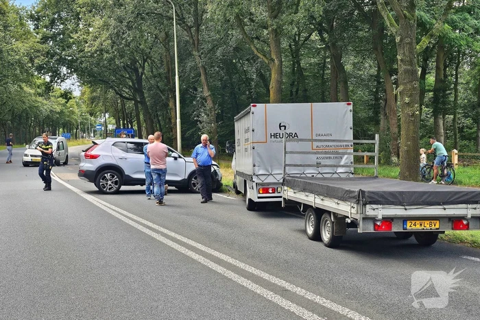 Veel schade na ongeval met drie voertuigen