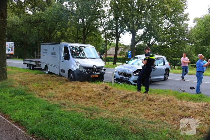 Veel schade na ongeval met drie voertuigen