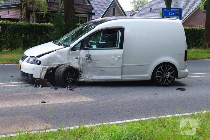 Veel schade na ongeval met drie voertuigen