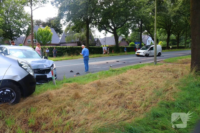 Veel schade na ongeval met drie voertuigen