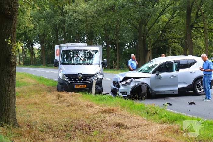 Veel schade na ongeval met drie voertuigen