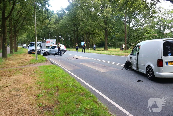 Veel schade na ongeval met drie voertuigen