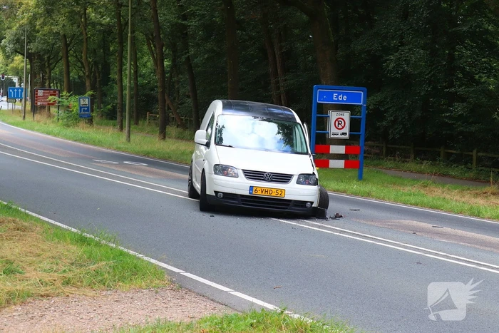 Veel schade na ongeval met drie voertuigen